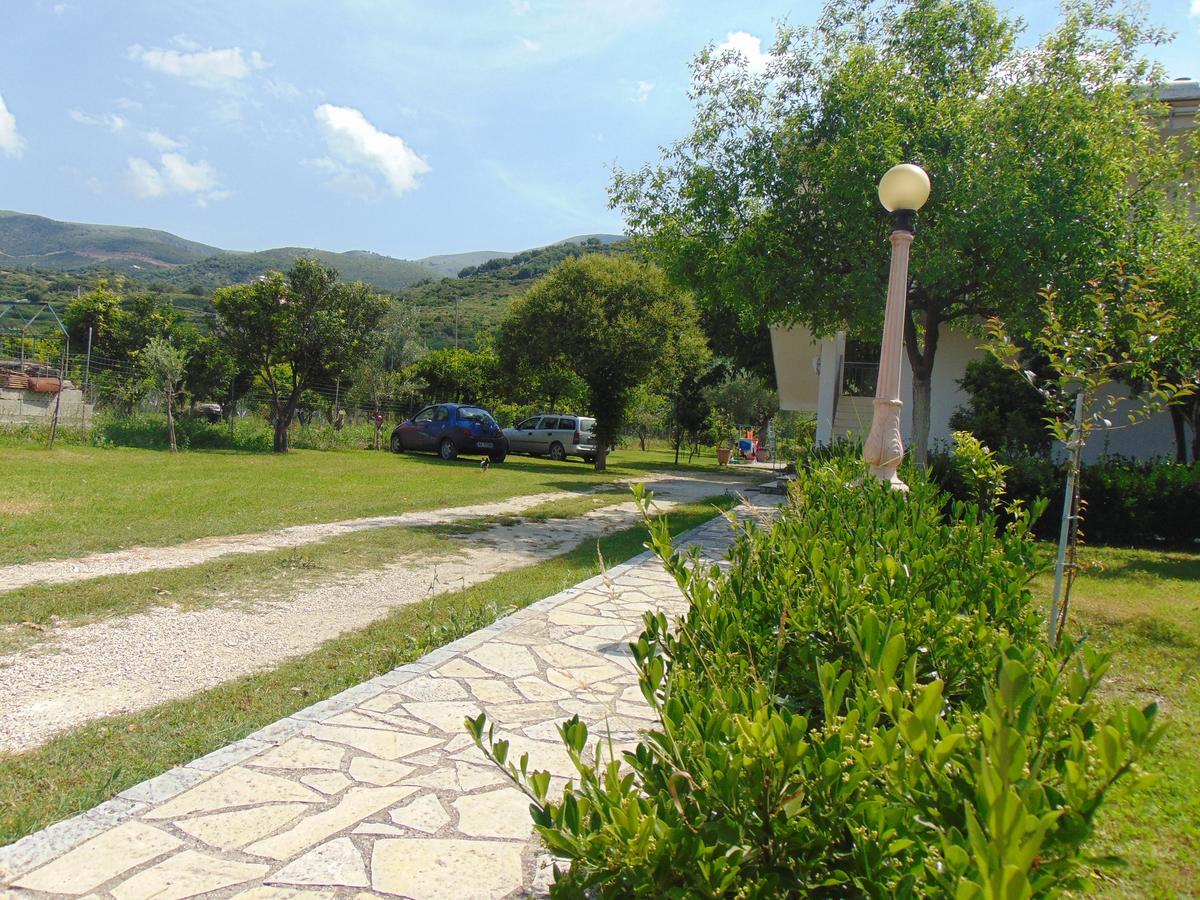 Vila Oasis Radhime Appartamento Vlorë Esterno foto